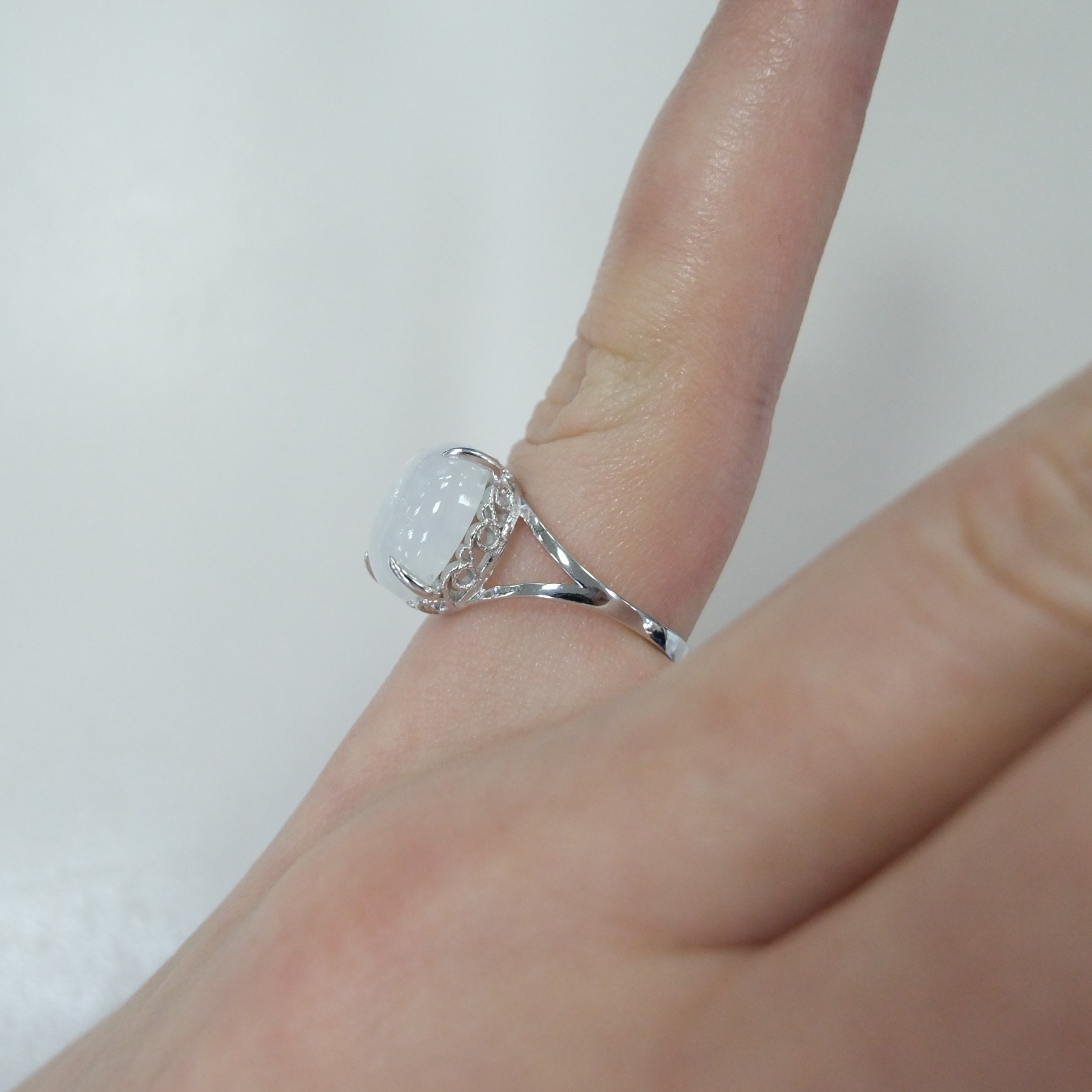 Серебряное кольцо с лунным камнем